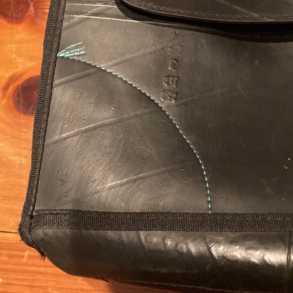 RE3 (recycle-renew-reuse) Rubber Tire Tube Messanger Bag Black/Turquoise - Picture 4 of 14